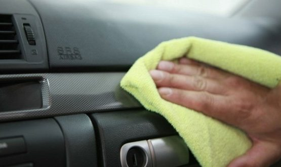 Уход за панелью приборов Уход за панелью приборов